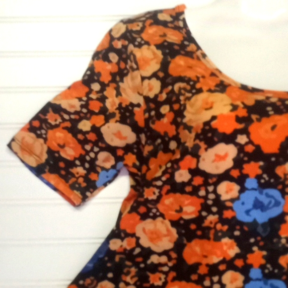 LulaRoe Floral Perfect T Top - Picture 4 of 11